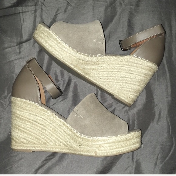 Steve Madden Taupe Suede wedge sandal *firm price* - Picture 3 of 8